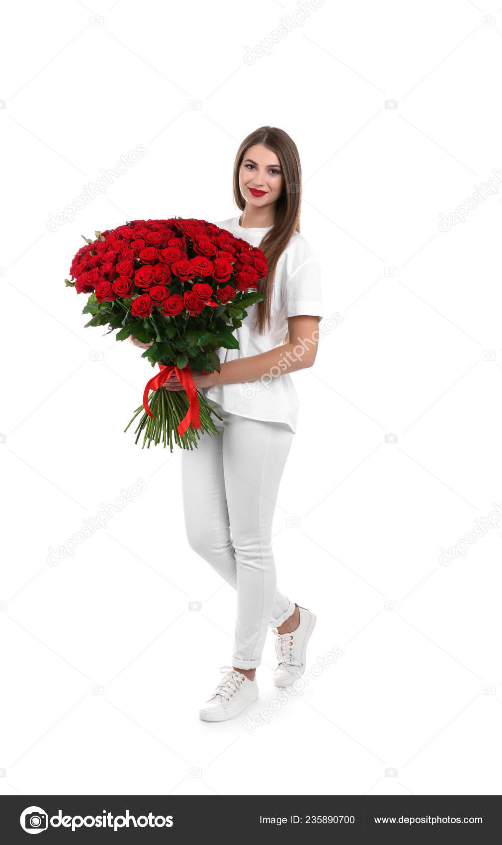 美丽的妇女的全长画像与玫瑰花束在白色背景 图库照片 C Newafrica