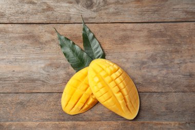 Ahşap arka plan üzerinde mango ile düz yatıyordu kompozisyon