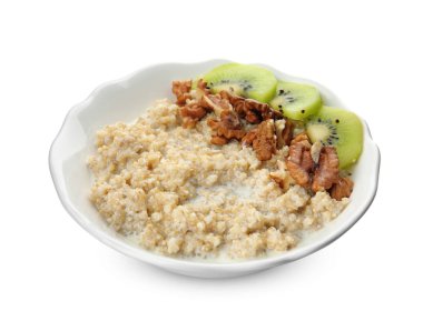 Ceviz, kivi ve süt beyaz arka plan üzerinde quinoa yulaf lapası kase