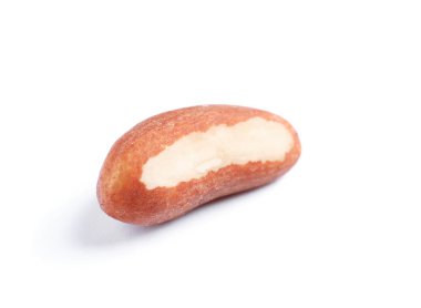 Beyaz zemin üzerine lezzetli Brezilya cevizi. Sağlıklı snack