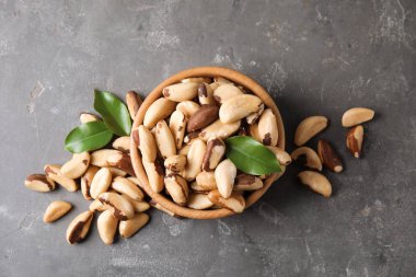Gri arka plan üzerinde Brezilya fıstığı ile düz yatıyordu kompozisyon