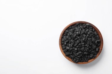 Kuru üzüm ve beyaz arka plan, üstten görünüm üzerinde metin için yer ile top. Kurutulmuş meyve sağlıklı çerez olarak