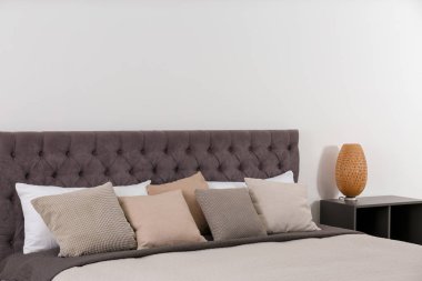 Modern oda iç ışık duvarının yakınında büyük rahat yatak