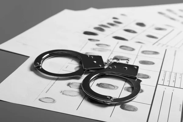 Rendőrség Bilincs Bűnügyi Ujjlenyomatok Kártya Asztal Vértes — Stock Fotó