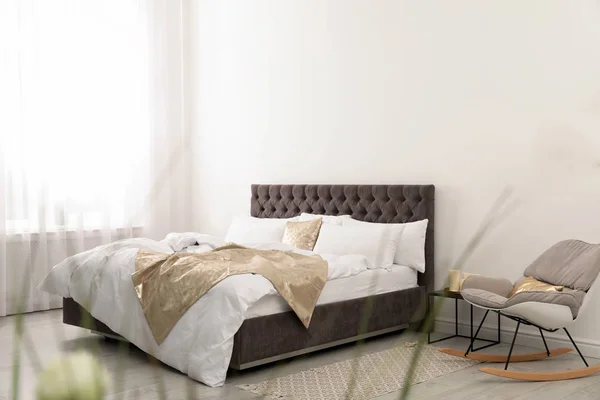 Şık Oda Büyük Rahat Yatakta Modern Mekan Tasarımları — Stok fotoğraf