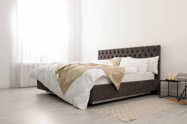 객실에 편안한 침대입니다 인테리어 디자인 — 스톡 사진