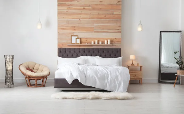 Grande Cama Confortável Quarto Elegante Design Interiores Moderno — Fotografia de Stock