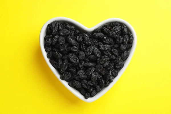 Assiette Forme Coeur Avec Raisins Secs Sur Fond Couleur Vue — Photo