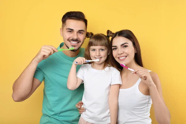 Klein Meisje Haar Ouders Poetsen Tanden Samen Kleur Achtergrond — Stockfoto