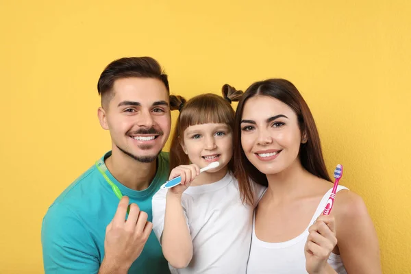 Маленька Дівчинка Батьки Чистять Зуби Разом Кольоровому Фоні — стокове фото
