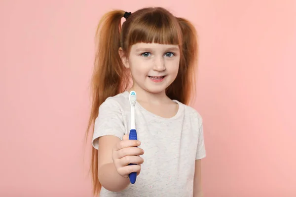 Niña Con Cepillo Dientes Sobre Fondo Color Cuidado Los Dientes —  Fotos de Stock