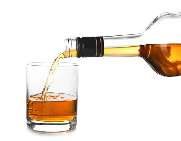 Verser Whisky Cher Dans Verre Sur Fond Blanc — Photo