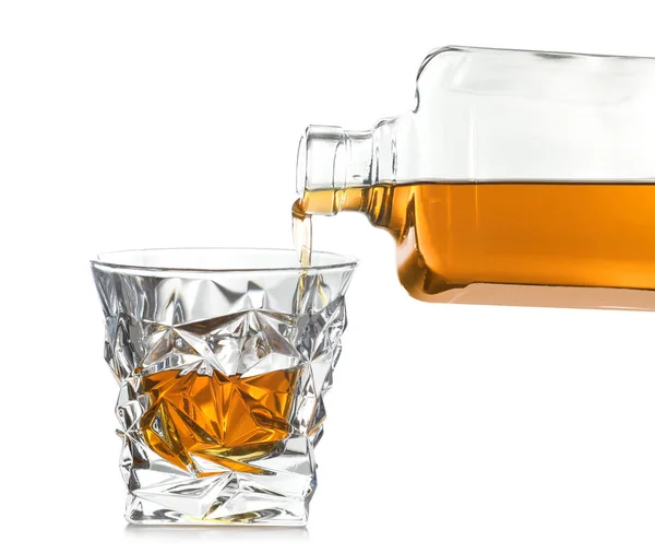 Gieten Van Dure Whisky Glas Witte Achtergrond — Stockfoto