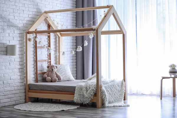 Elegante Habitación Infantil Interior Con Cama Madera Linda —  Fotos de Stock