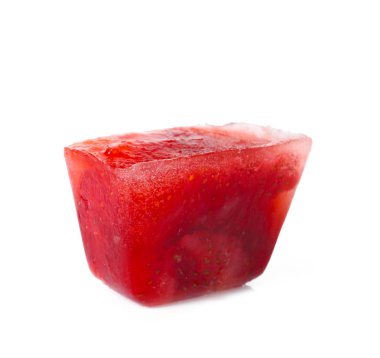 Ice Cube beyaz zemin üzerine çilek ile