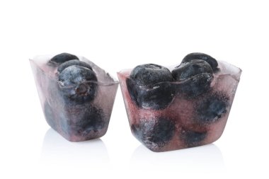 Beyaz arka planda yaban mersinli buz küpleri