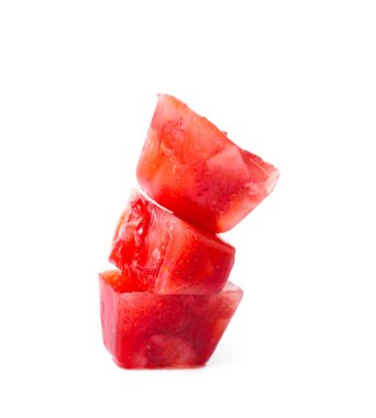 Buz küpleri ile çilek beyaz arka plan üzerinde