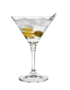 Klasik martini buz küpleri, limon kabuğu ve beyaz zemin üzerine zeytin ile kokteyl bardak