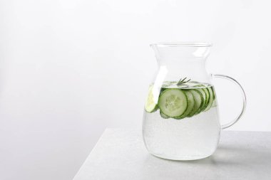 Sürahi taze salatalık su tablo. Metin için yer