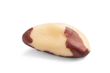 Beyaz zemin üzerine lezzetli Brezilya cevizi. Sağlıklı snack