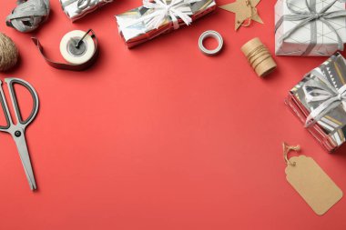 Güzel hediye kutuları ve metin renk arka plan üzerinde için yer düz yatıyordu kompozisyonu