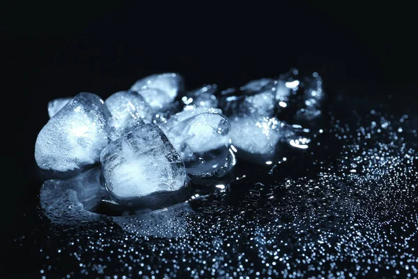 Derretimiento Cubitos Hielo Gotas Agua Sobre Fondo Negro Líquido Congelado —  Fotos de Stock