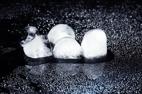 Smeltende Ijsblokjes Water Druppels Zwarte Achtergrond Bevroren Vloeistof — Stockfoto
