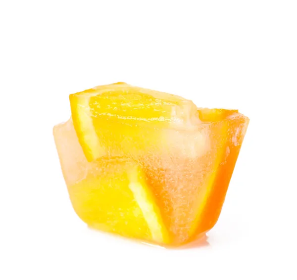 Cubo Hielo Con Rodajas Naranja Sobre Fondo Blanco — Foto de Stock