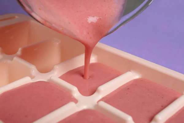 Pouring Smoothie Ice Cube Tray Table Closeup — Stock Photo, Image