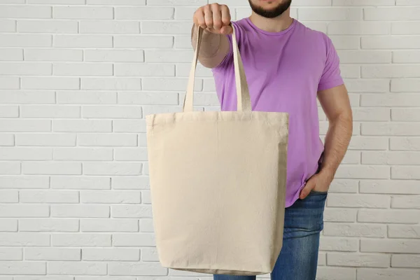 Hombre Con Algodón Eco Bolsa Compras Contra Pared Ladrillo Burla —  Fotos de Stock