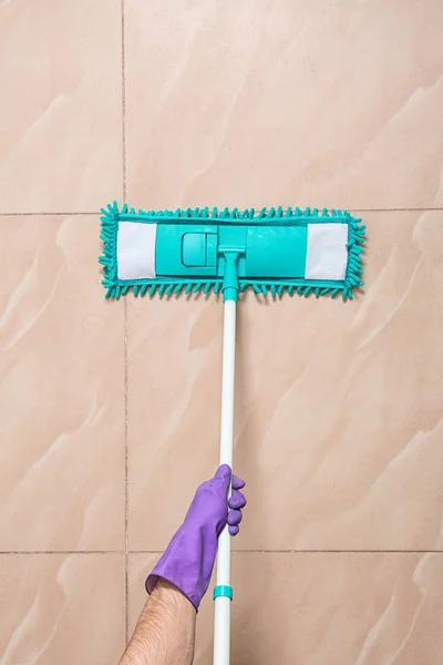Homem Chão Limpeza Com Esfregão Vista Superior — Fotografia de Stock