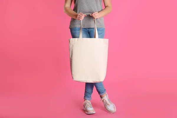 Kvinna Med Eco Bag Färgbakgrund Håna Upp För Design — Stockfoto