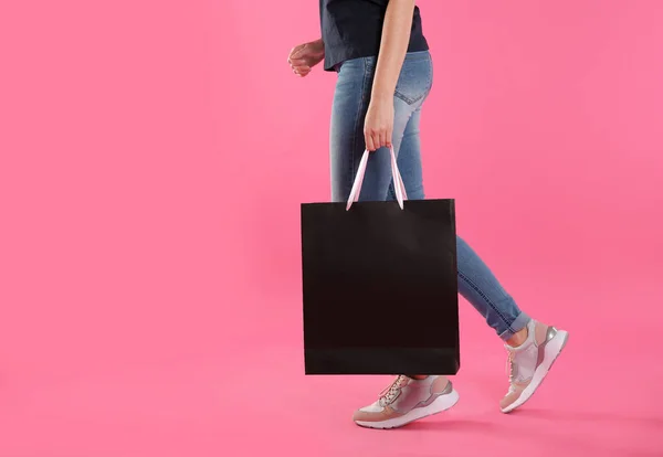 女人与纸购物袋在颜色背景 模拟设计 — 图库照片