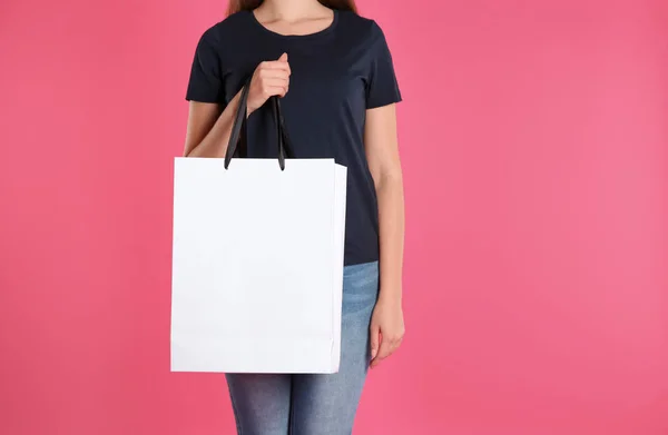 Frau Mit Papiereinkaufstasche Auf Farbigem Hintergrund Mock Für Design — Stockfoto
