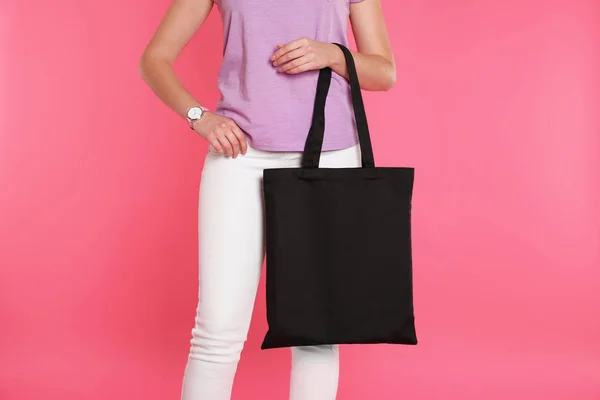 Kvinna Med Eco Bag Färgbakgrund Håna Upp För Design — Stockfoto