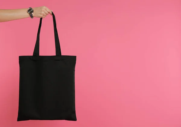 妇女拿着生态袋在颜色背景 模拟设计 — 图库照片