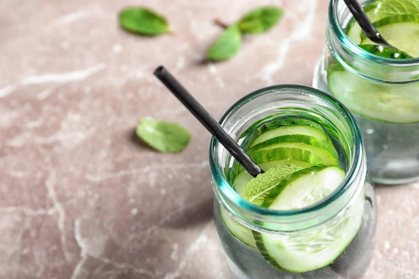 Frascos Con Agua Fresca Pepino Sobre Fondo Gris Primer Plano — Foto de Stock