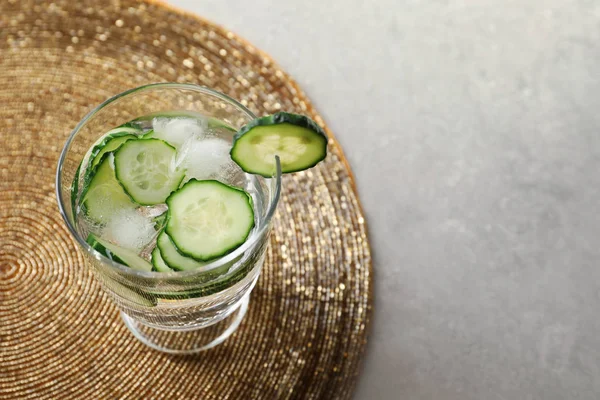 Vaso Agua Fresca Pepino Sobre Una Alfombra Dorada Espacio Para — Foto de Stock