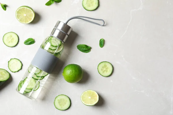 Flache Liegekomposition Mit Einer Flasche Frischem Gurkenwasser Auf Grauem Hintergrund — Stockfoto