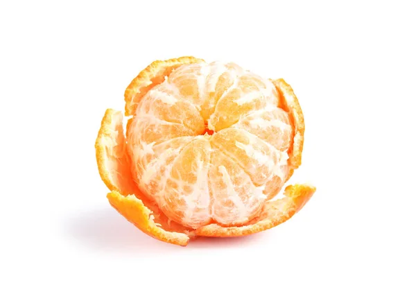 白い背景の上の皮をむいた熟したみかん 柑橘系の果物 — ストック写真