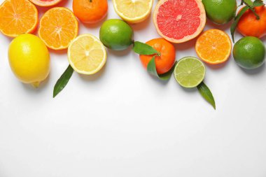 Beyaz arka planda, üstten görünüm farklı Narenciye meyve. Metin için yer