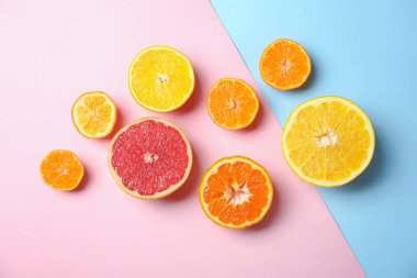 Düz renkli arka plan üzerinde farklı narenciye yatıyordu