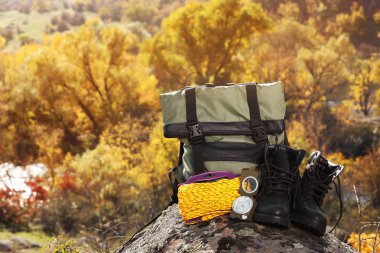 Kayada açık havada kamp ekipmanları ayarlayın. Metin için yer