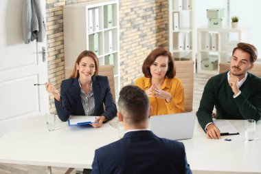 İnsan kaynakları başvuru Office ile iletken iş görüşmesi komisyon