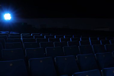Rahat sandalye ile boş sinema görünümünü