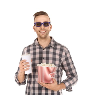 Adam 3d gözlük, içecek ve beyaz zemin üzerine sinema gösterisi sırasında patlamış mısır