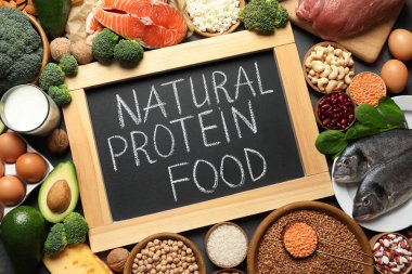 Kara tahta ürünler, üstten görünüm arasında yazılı metinle doğal Protein yiyecek