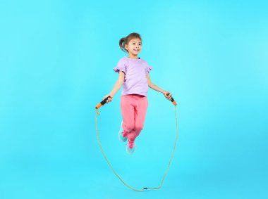 Tam uzunlukta portre renk arka plan üzerinde ip atlama kız