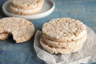 Ahşap masa üstünde gevrek pirinç kek. Sağlıklı snack