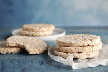 Ahşap masa üstünde gevrek pirinç kek. Sağlıklı snack